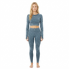 outfit-deportivo-alo-crop-top-manga-larga-puno-pulgar-legging-tiro-alto-ecuador

