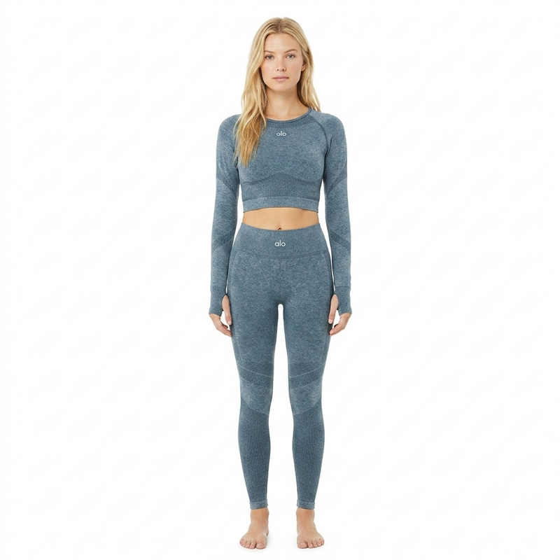 outfit-deportivo-alo-crop-top-manga-larga-puno-pulgar-legging-tiro-alto-ecuador
