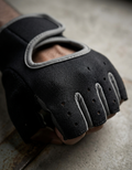 guantes-fitness-agarre-mejorado-espuma-anti-golpes-doble-costura-reforzada-ecuador
